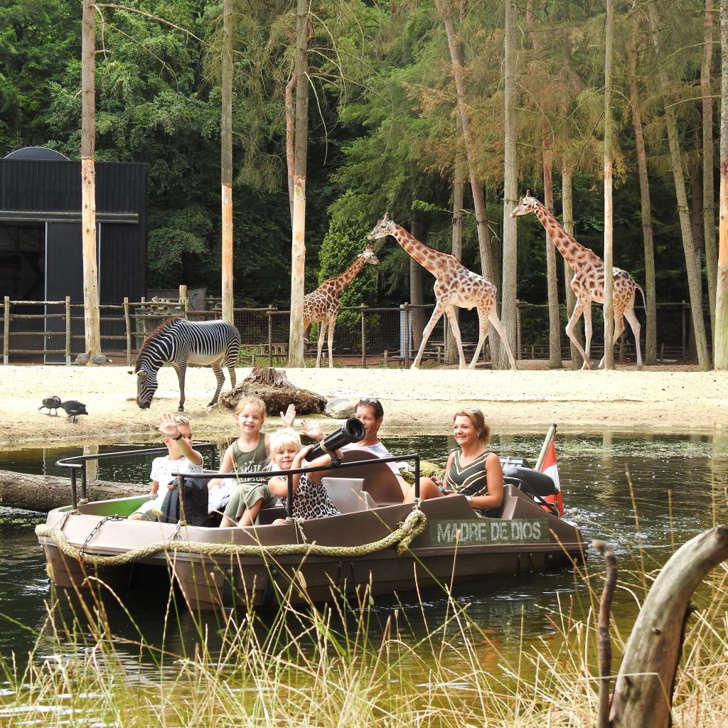 mensen in een bootje bij dieren