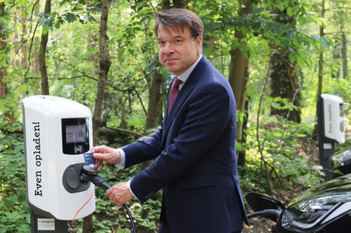 Wethouder Roald van der Linde neemt de laadpalen officieel in gebruik
