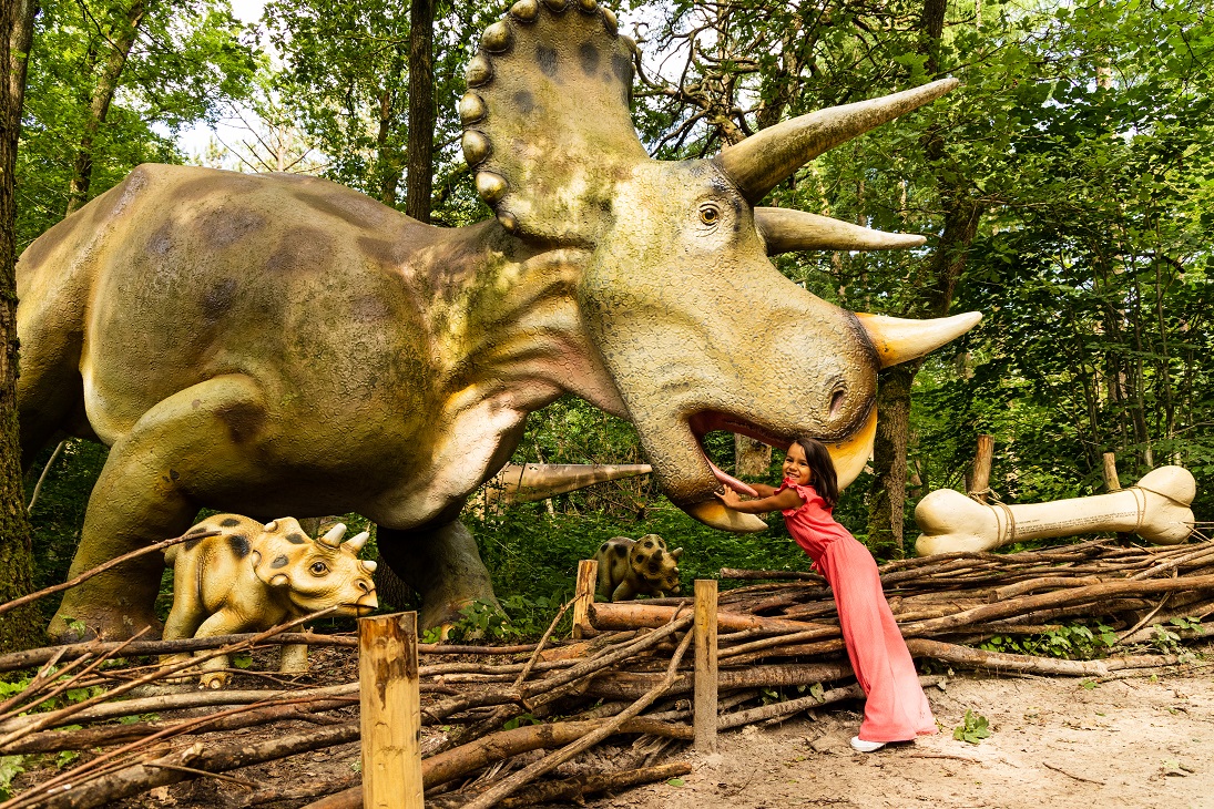 neushoorn met meisje