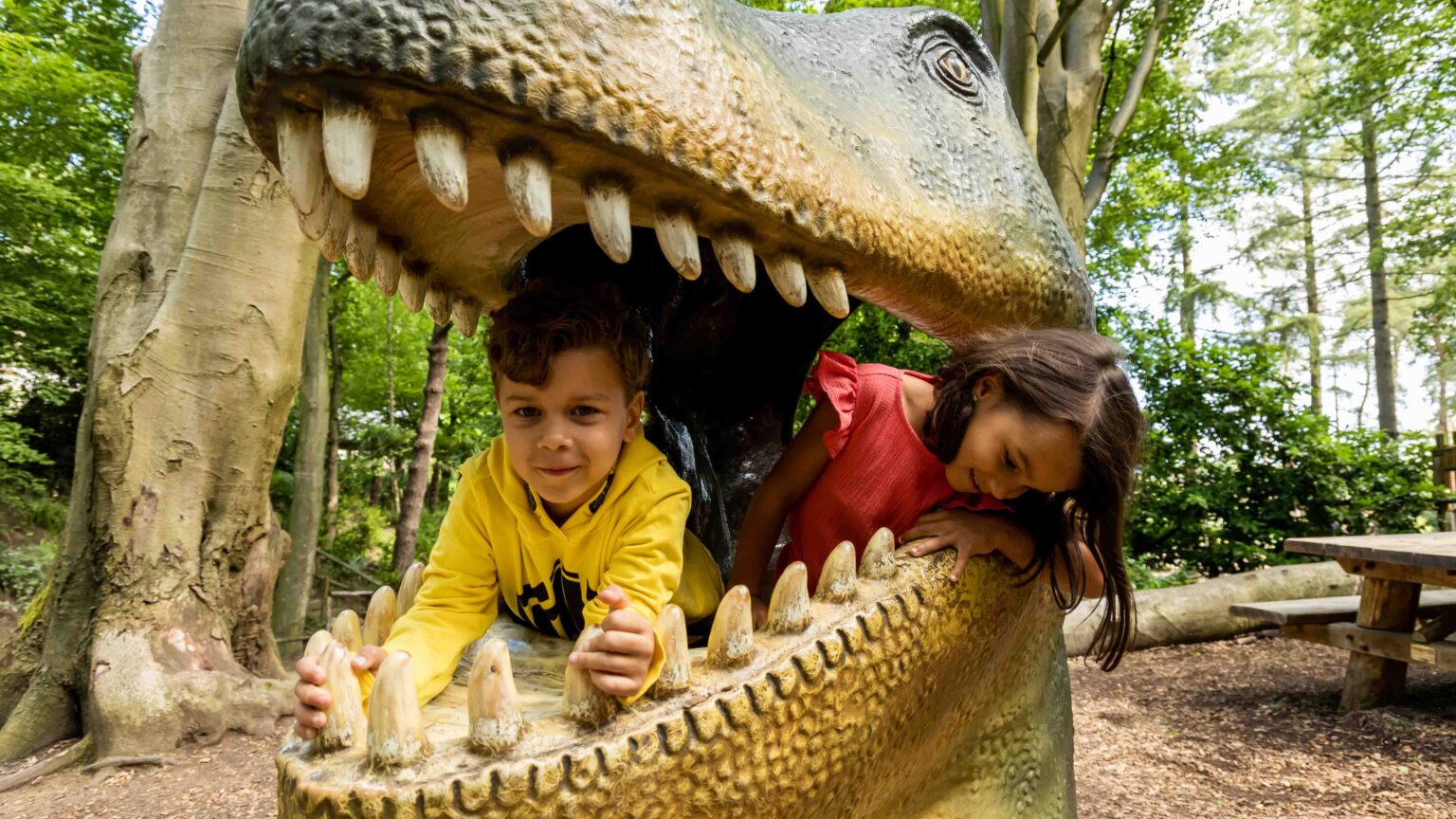 Dinobos met levensgrote dino's | DierenPark Amersfoort