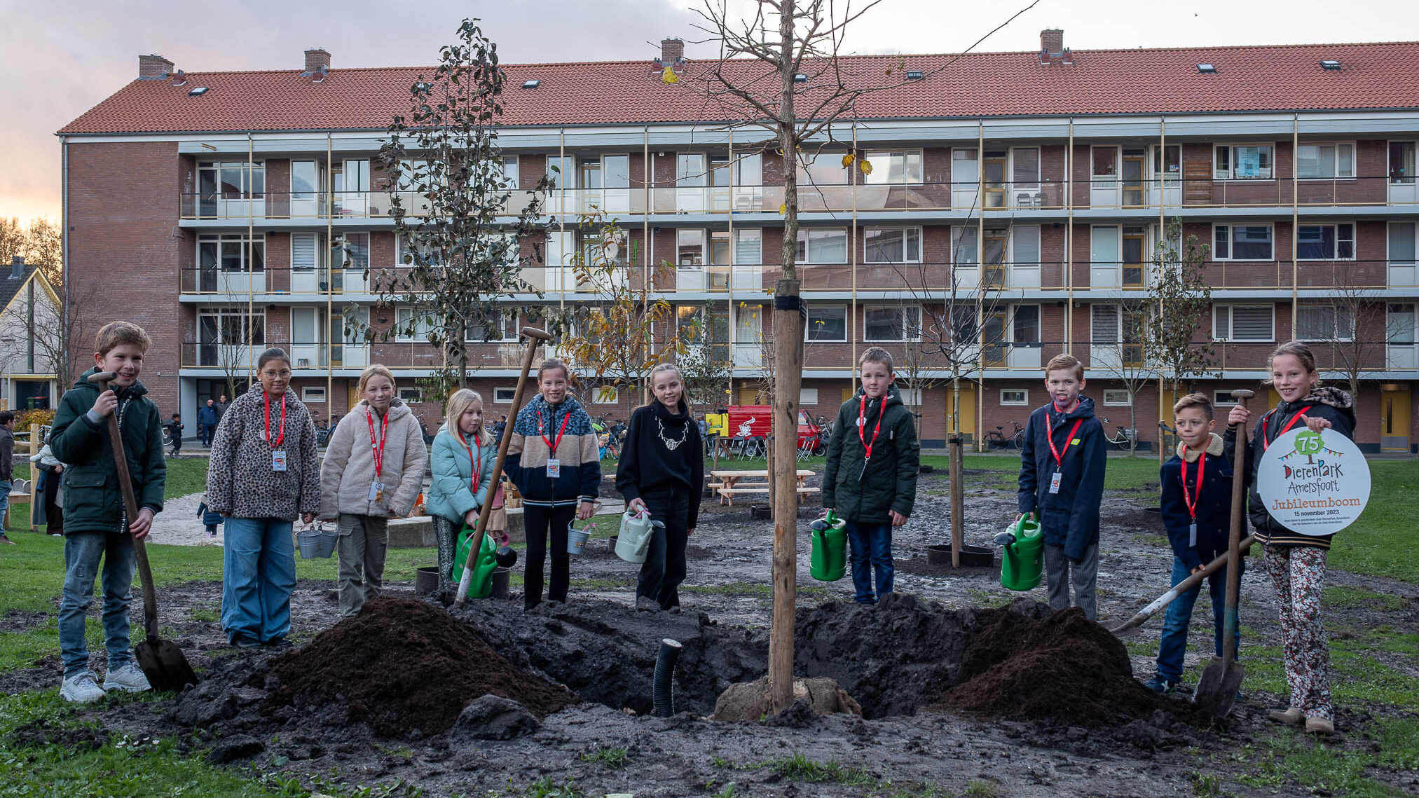 DierenPark Amersfoort sluit jubileumjaar af met planten boom in Amersfoort